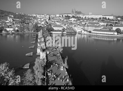 Prag - Karlsbrücke, Schloss und Kathedrale mit der Moldau. Stockfoto