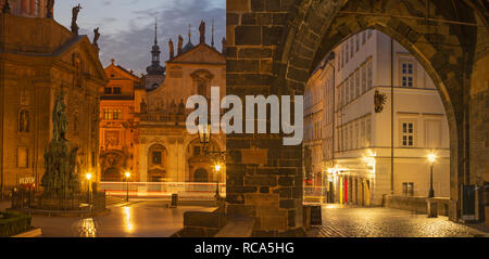 Praghe - Der Turm der Karlsbrücke und křižovnické am Morgen. Stockfoto