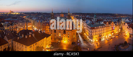 Prag - das Panorama mit der St. Nikolaus Kirche, staromestske Platz und die Altstadt in der Abenddämmerung. Stockfoto
