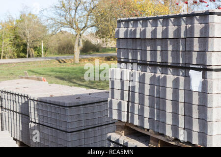 Pakete mit neuen Pflastersteinen in der Nähe der Baustelle Stockfoto