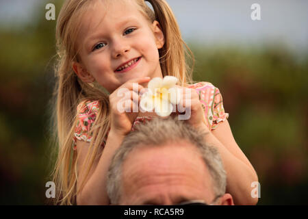 Junge Mädchen immer eine Schulter Fahrt von ihrem Vater. Stockfoto