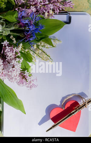 Brief mit Herz Valentinstag Liebesbrief. Valentines Tag Umschlag Mail, rote Herzen und Stift. Lover's Holiday Bekenntnis oder Vorschlag Konzept. Valentine schreiben Karte, Hochzeit Liebe Konzept. Frühling Blumen. Stockfoto