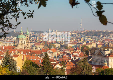 Prag - die Stadt mit der St. Nikolaus Kirche und Charles Bridge im Abendlicht. Stockfoto