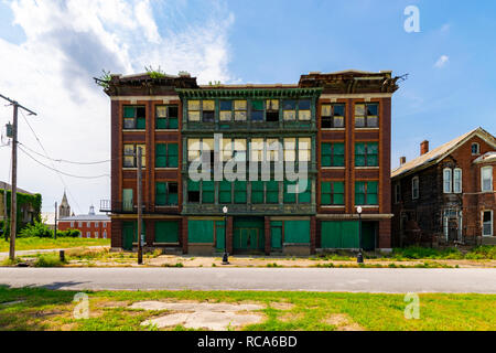 Kairo, IL, Vereinigte Staaten - 19. Mai 2018: aufgegeben und stieg bis buildig in Cairo, Illinois. Stockfoto