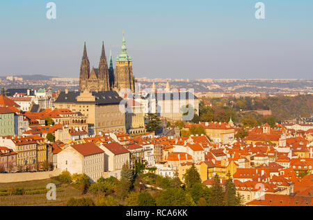 Prag - die Dächer der Kleinseite mit der Burg und der St. Veits Kathedrale. Stockfoto