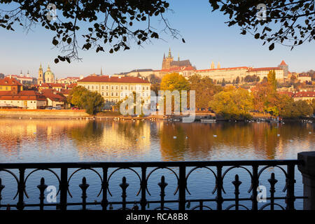 Prag - Mala Strana, Schloss und Kathedrale von der Promenade über die Moldau im Morgenlicht. Stockfoto