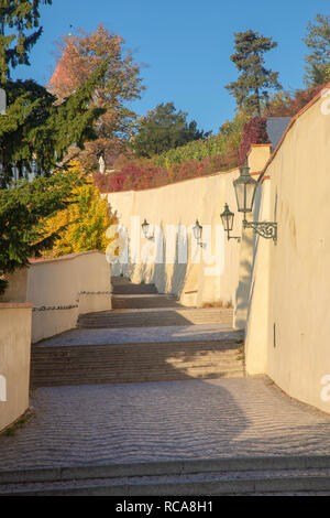 Prag - Zámecký schody (New Castle - Treppen) im Herbst. Stockfoto