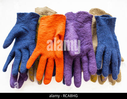 Haufen von neuen gefilzte Handschuhe auf grauem Beton board Stockfoto