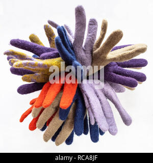 Bündel von neuen verschiedenen gefilzte Handschuhe auf grauem Beton board Stockfoto