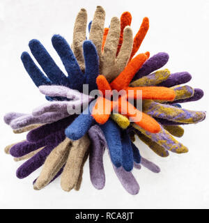 Bündel von Farbe gefilzte Handschuhe auf grauem Beton board Stockfoto