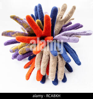 Paar neue bunt gefilzte Handschuhe auf grauem Beton board Stockfoto