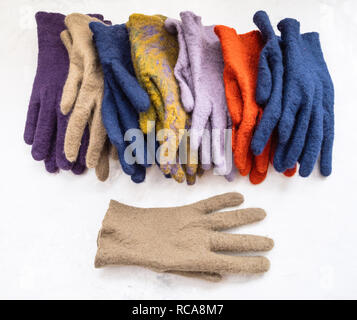 Sammlung von neuen gefilzte Handschuhe auf grauem Beton board Stockfoto