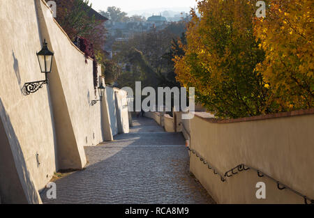 Prag - Zámecký schody (New Castle - Treppen) im Herbst. Stockfoto