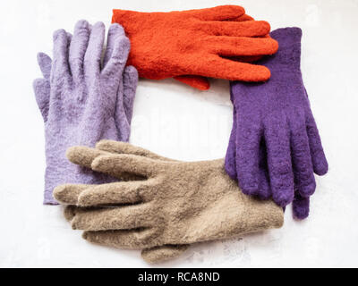 Rahmen aus neuen gefilzte Handschuhe auf grauem Beton board Stockfoto