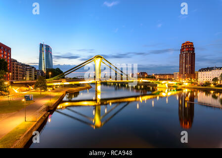 Flober Brucke Brücke über den Main und fließt durch die Stadt Frankfurt am Main. Stockfoto