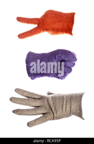 Farbe Handschuhe zeigen Elemente von Schere-Stein-Papier Spiel auf weißem Hintergrund Stockfoto