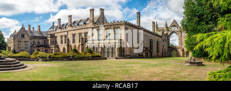 Breites Panorama von Newstead Abbey in Nottinghamshire, England, UK. Auch eine späte Heimat des berühmten englischen Dichter der Romantik, Lord Byron im 19. Jahrhundert. Stockfoto