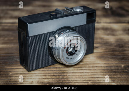 Einer alten russischen Handbuch film Kamera auf einen hölzernen Tisch montiert Stockfoto
