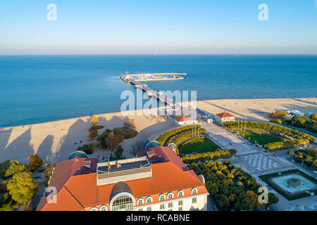 Sopot Resort in der Nähe von Danzig in Polen. Hölzerne Seebrücke mit Hafen, Marina mit Yachten, Strand und Park. Luftaufnahme im Abendlicht Stockfoto