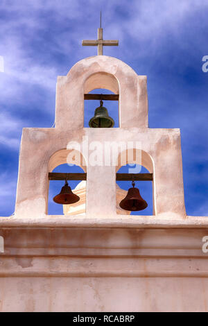 Leichenhalle Kapelle Glockenturm auf dem Gelände der Mission San Xavier del Bac in Tucson, AZ Stockfoto
