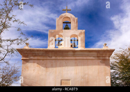 Leichenhalle Kapelle Glockenturm auf dem Gelände der Mission San Xavier del Bac in Tucson, AZ Stockfoto