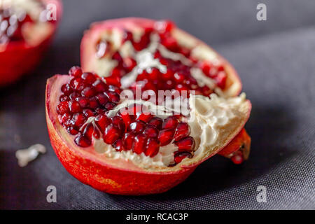 Granatäpfel auf schwarzem Hintergrund. Stockfoto