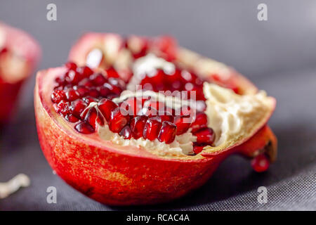 Granatäpfel auf schwarzem Hintergrund. Stockfoto