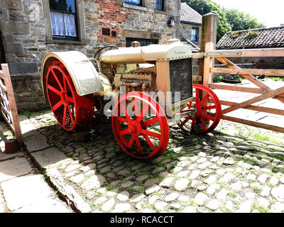 Ford Traktoren in Großbritannien. Ein vintage Fordson F Traktor hergestellt in Cork, Irland (1919-1928) und die zuvor aus den USA auf Beamish, England importiert. Es war in der Lage, mehreren Kraftstoffverbrauch (Benzin, Petroleum, Spiritus und von 1930, Traktor verdampfen Öl [TVO]. Stockfoto