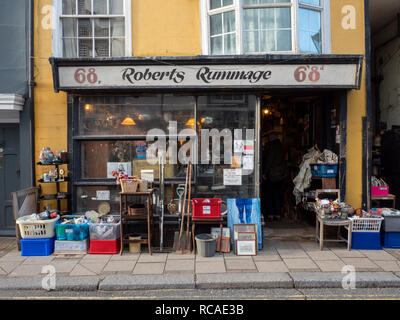 Roberts Stöbern secondhand Shop in alten Hastings Stadt East Sussex UK Stockfoto