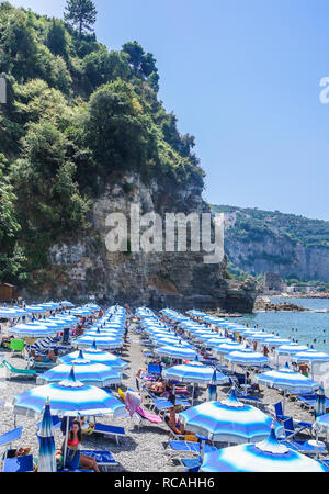 Der Strand an der Küste von Amalfi, Vico Equense. Italien Stockfoto