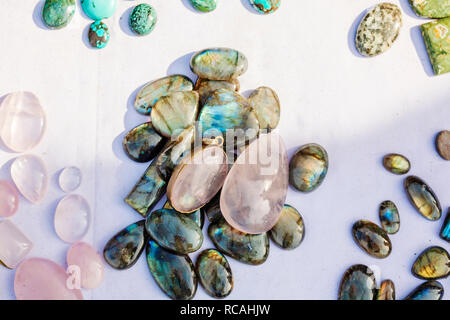 Pushkar, Rajasthan, Indien, 14. Februar 2018: Gem Stones auf öffentlichen Markt Stockfoto