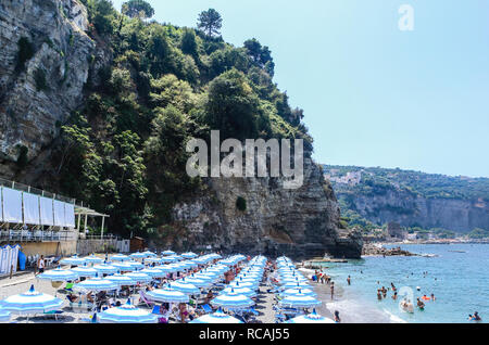 Der Strand an der Küste von Amalfi, Vico Equense. Italien Stockfoto