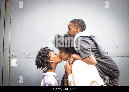 Nahaufnahme der Schwarzen Mutter und Baby Mädchen außerhalb küssen Stockfoto