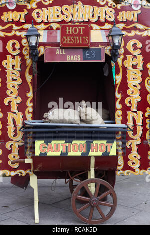 Heiße Kastanien stehen in London. Stockfoto