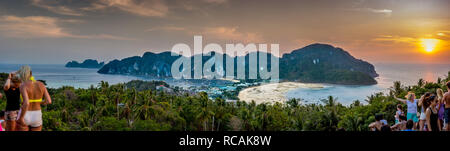 Sonnenuntergang Aussichtspunkt mit Blick über Koh Phi Phi Don Island, Thailand mit der nächtlichen Masse von Touristen und Urlauber. Stockfoto