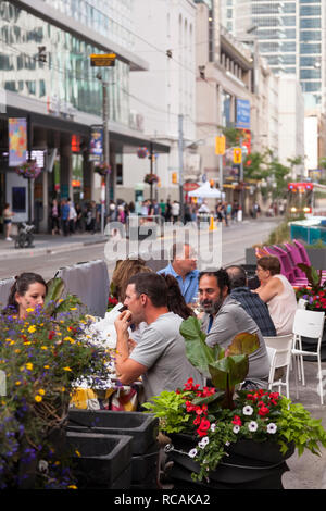 Menschen essen auf der Terrasse entlang der Wellington Street W. Stadt Toronto, Ontario, Kanada. Stockfoto