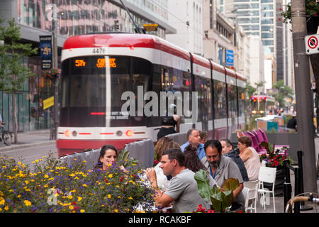 Menschen essen auf der Terrasse entlang der Wellington Street W. Stadt Toronto, Ontario, Kanada. Stockfoto