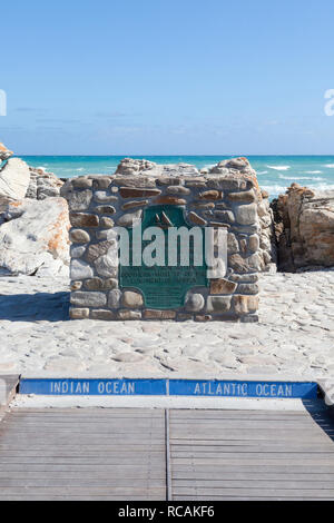 Das Denkmal markiert den südlichsten Zipfel der Afrrica, Cape Agulhas, Western Cape, Südafrika mit dem Treffen der Atlantik und Pazifik Stockfoto