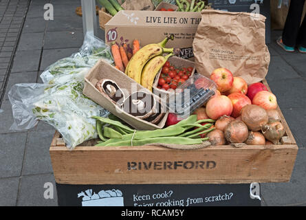 Eine Kiste mit Obst und Gemüse aus Riverford Organic Farmers in einem Street Market in Bristol, UK. Stockfoto