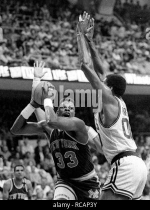 Spiel action New York Knicks von Patrick Ewing und Bosotn Celtics Robert Parish im Fleet Center in Boston, Ma USA 1997 Foto von Bill belknap Stockfoto