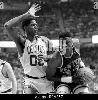 Spiel action New York Knicks von Patrick Ewing und Bosotn Celtics Robert Parish im Fleet Center in Boston, Ma USA 1997 Foto von Bill belknap Stockfoto