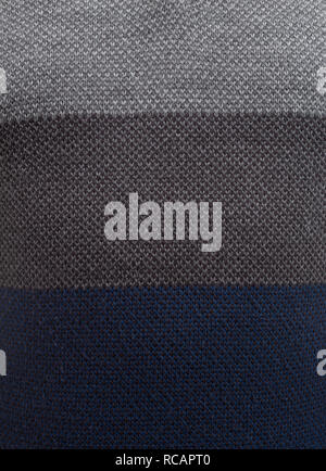 In der Nähe von drei Farben grau und blau Pullover als aus Gewirken winter Kleidung Konzept auf weißem Hintergrund Stockfoto