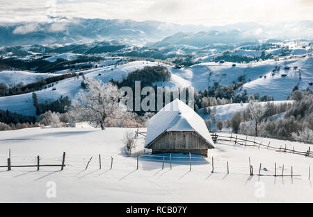Traditionelle bäuerliche Haus im Schnee in Siebenbürgen Rumänien Osteuropa abgedeckt Stockfoto