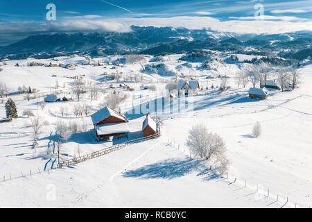 Luftaufnahme von Sirnea Dorf mit Schnee bedeckt in der Nähe von Weihnachten in Rumänien Stockfoto