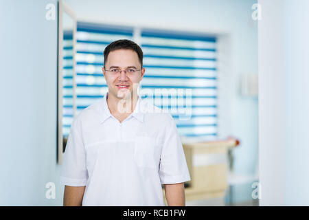 Arzt suchen an der Kamera, während sein Kollege in medizinischen Büro Stockfoto