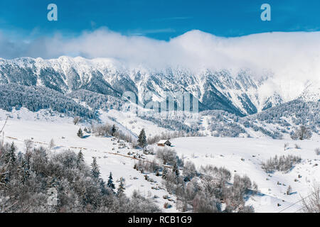 Die Karpaten bedeckt mit Schnee und traditionellen bäuerlichen Haus sichtbar Stockfoto