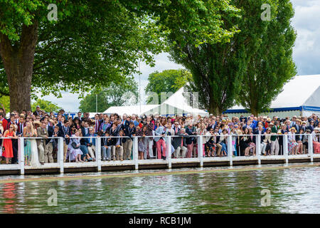 Zuschauer in den Stewards Enclosure warten auf die nächste rudern Rennen vorbei an der Henley Royal Regatta, Henley-on-Thames, England, Großbritannien Stockfoto