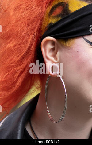 Ear Stretching, lobe "Eichung" in Blackpool, Lancashire, UK. Iska mit durchbohrten Ohren, kunststoffeinsätze und tragen große Ohrringe aus Birminham. Der Rebellion Festival weltweit größte Punk Festival beginnt, als Tausende von Punks in Blackpool für internationale Punk Rock alternative Music Festivals ankommen. Anfang August Blackpool Winter Gardens ist Gastgeber für eine massive Line up von Bands, Fans & Mohawk - sporting Wippen. Stockfoto