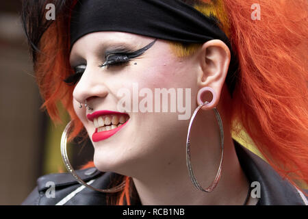 Ear Stretching, lobe "Eichung" in Blackpool, Lancashire, UK. Iska mit durchbohrten Ohren, kunststoffeinsätze und tragen große Ohrringe aus Birminham. Der Rebellion Festival weltweit größte Punk Festival beginnt, als Tausende von Punks in Blackpool für internationale Punk Rock alternative Music Festivals ankommen. Anfang August Blackpool Winter Gardens ist Gastgeber für eine massive Line up von Bands, Fans & Mohawk - sporting Wippen. Stockfoto