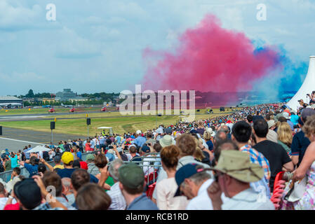 Menschenmassen beobachten Sie die roten Pfeile, wie sie weg nehmen Ihre Anzeige auf der Farnborough Airshow, Farnborough, Hampshire, England, UK zu starten Stockfoto